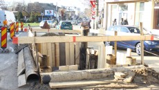 Săpătura din carosabil, de la intersecția străzii Frații Golești cu bulevardul Carol I, a fost realizată pentru intervenții la canalizarea menajeră FOTO: Claudiu Tudor