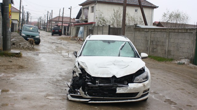 Tânărul de 28 de ani a abandonat mașina avariată pe strada Fermierului