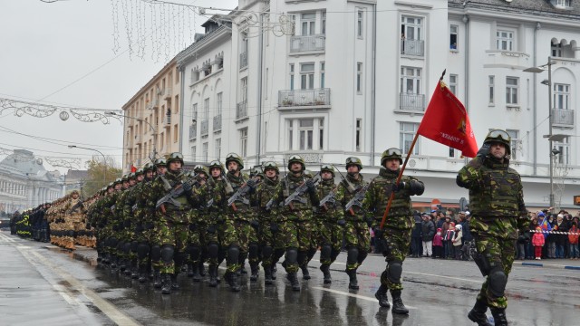 Militarii, dar şi pompierii, se bucură de cea mai mare încredere în rândul românilor. (Foto: Arhiva GdS)