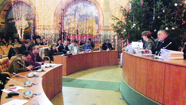Primarul Craiovei le-a explicat consilierilor că, „dacă m-a sfătuit bine, așa cum cred, doamna Eliza Peța merită această funcție pe o perioadă de interimat“ (FOTO: Anca Ungurenuş)