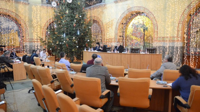 La începutul ședinței de îndată, organizată vineri, a fost prezent exact numărul de consilieri necesari pentru realizarea cvorumului (Foto: Anca Ungurenuș)