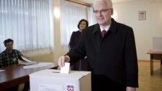 Preşedintele Croaţiei Ivo Josipovic la vot în primul tur al alegerilor prezidenţiale (Foto: si.wsj.net)