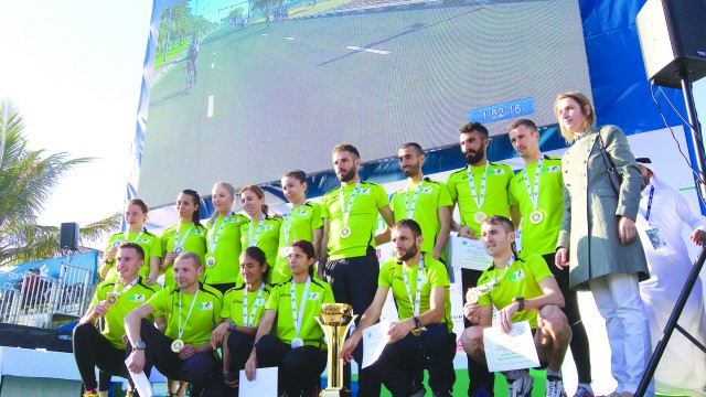 Elena Moagă (prima - rândul de sus), Daniela Constantinescu (a treia - rândul de sus) şi Andrei Ştefana (ultimul - rândul de sus) şi colegii lor din echipa balcanică s-au remarcat la crosul din Dubai 