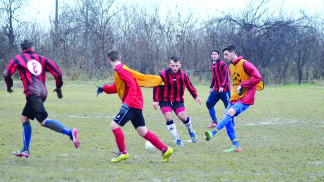 Ştefan Stancu (dreapta, în portocaliu) a evoluat foarte bine în amicalul cu ACSVM Craiova (Foto: Alexandru Vîrtosu)