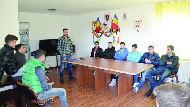 Dragoş Bon şi elevii săi au început pregătirea returului cu o şedinţă (Foto: Alexandru Vîrtosu)