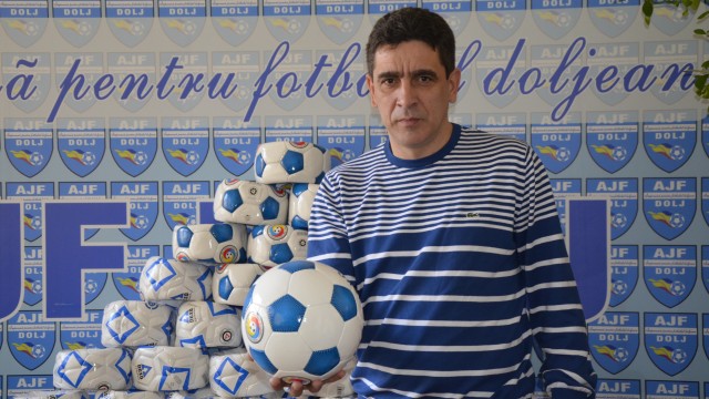 Preşedintele AJF Dolj, Silviu Bogdan, aşteaptă membrii afiliaţi să vină să-şi ridice mingile (Foto: Alexandru Vîrtosu)