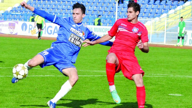 Claudiu Bălan (la minge) este în atenţia oficialilor formaţiei FC Olt Slatina (Foto: Alexandru Vîrtosu)