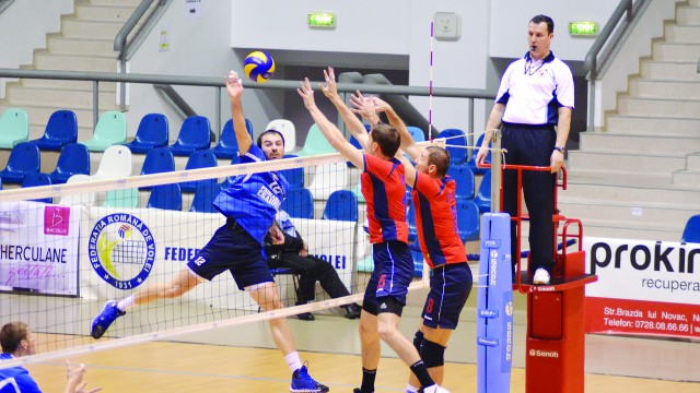 Vlado Milev (la minge) şi colegii săi au avut un meci mai greu decât se aşteptau cu Steaua (Foto: Lucian Anghel)