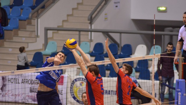 Ghionea (tricou albastru) şi colegii săi au o revanşă de luat la Zalău, echipa care i-a învins atât în turul campionatului, dar şi în sezonul trecut, în semifinalele Diviziei A1