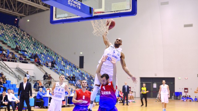 Cătălin Petrişor (nr.4) şi Travis Bureau (nr.6) s-au distrat cu albanezii de la Vllaznia (Foto: Lucian Anghel)