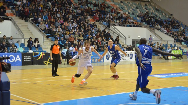 Bozovic (la minge) a făcut un meci bun împotriva echipei mureşene (foto: Claudiu Tudor)