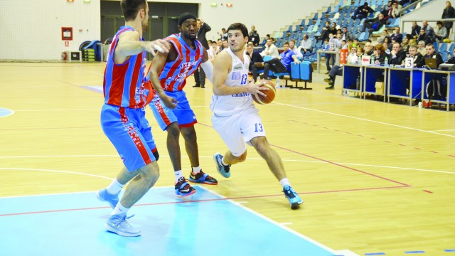 Marko Boltic (la minge) debutează astăzi pentru echipa craioveană în Liga Balcanică (Foto: arhiva GdS)