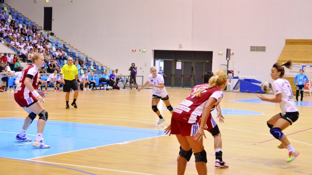În meciul tur, echipa SCM Craiova (în alb) a fost învinsă la o diferență clară, cu scorul de 32-21 (Foto: arhiva GdS)