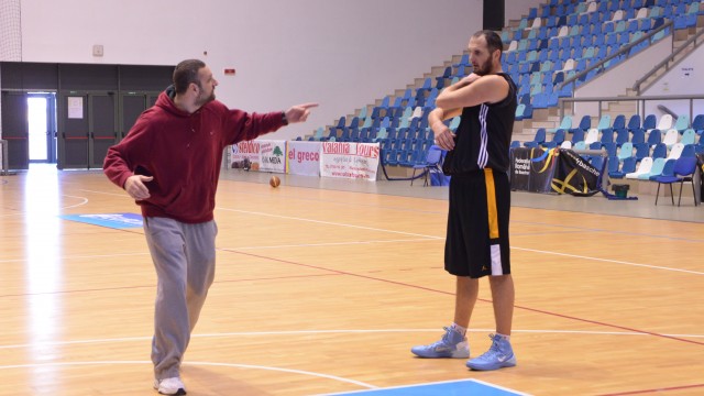 Pivotul muntenegrean Radomir Marojevic (dreapta) îl va înlocui pe Zoran Krstanovic (foto: Lucian Anghel)