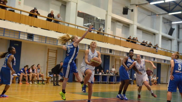 Adina Pop (la minge) a fost principala marcatoare a echipei craiovene