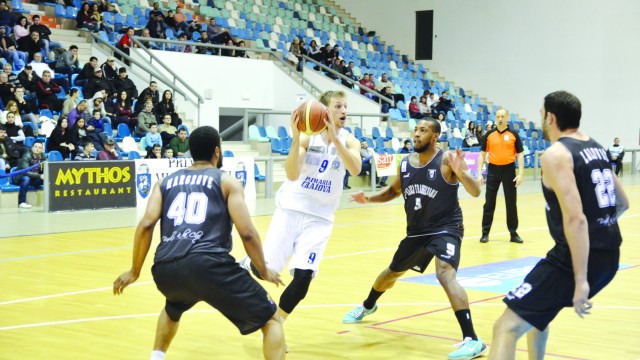 Djordje Milic (la minge) a marcat 13 puncte în meciul cu U BT Cluj (Foto: Claudiu Tudor)