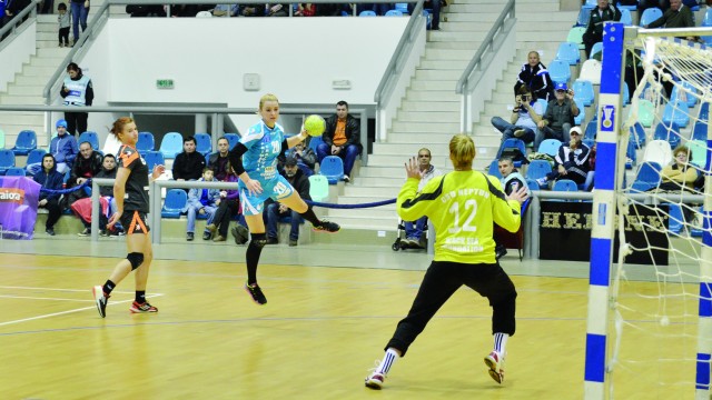 Aneta Pârvuț (la minge) este o jucătoare valoroasă, care a dat randament la SCM Craiova (Foto: arhiva GdS)