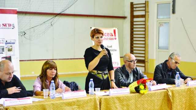 Anul 2014 a fost, pentru Craiova, un an al șantierelor. Cel puțin așa îl vede primarul Craiovei, Lia Olguța Vasilescu. Edilul a acordat un interviu Gazetei de Sud la finele anului 2014, în care a vorbit despre investițiile și schimbările din oraș, acuzațiile de plagiat, vizitele DNA în Bănie, dar și despre încă un eventual mandat de primar. Faptul că nu a comunicat cu cetățenii este reproșul pe care și-l face Vasilescu pentru anul care doar ce s-a încheiat. În fotografie, Lia Olguţa Vasilescu discută cu locuitorii din cartierul Craioviţa Nouă la prima întâlnire pe care a avut-o cu aceştia în septembrie 2014, în cadrul proiectului „Fii vocea cartierului tău!“ iniţiat de Gazeta de Sud. (Arhiva GdS)