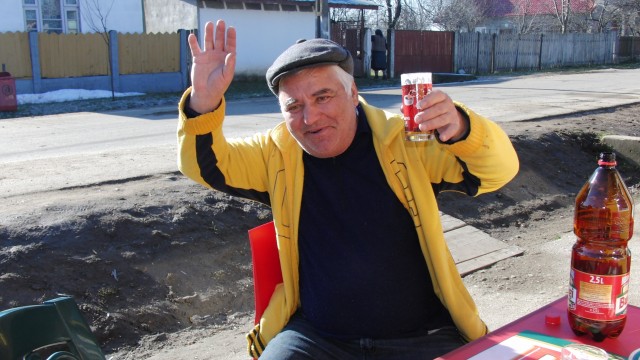 Fetoiu cu paharul de bere