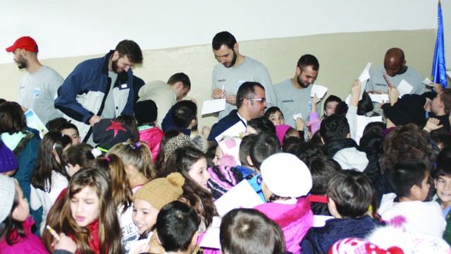 Baschetbaliştii au acordat minute în şir autografe elevilor (Foto: Claudiu Tudor)