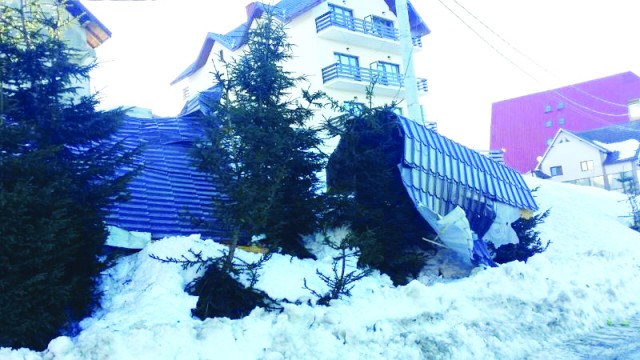 Acoperişul a ajuns la marginea drumului (FOTO: Eugen Măruţă)