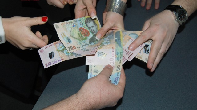 Statul încasează cei mai mulți bani de la firme și de la populație sub formă de TVA și accize FOTO: arhiva GdS