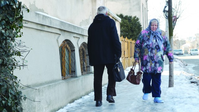 Așa arată unul dintre trotuarele necurățate de pe bulevardul Carol I din Craiova (Foto: Lucian Anghel)