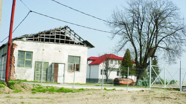 Clădirea dărăpănată din prim-plan va fi renovată și compartimentată cu peste 200.000 de euro. Banii vin din bugetul Direcției pentru Protecția Copilului Dolj. În aceeași curte se află și celebra casă (plan îndepărtat) reabilitată de o firmă misterioasă, care apoi a plecat fără să ceară un leu (Foto: Arhiva GdS)