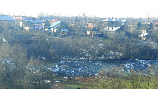 Satul Belcin se întinde pe un deal înconjurat la bază de mai multe pâraie (Foto: Traian Mitrache)