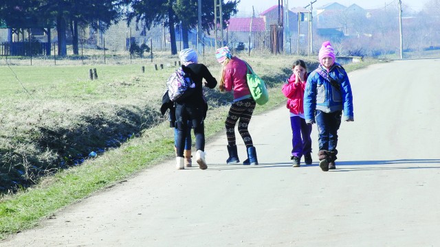Copiii de pe stradă, care se întorc de la școală, arată că viața continuă în Calopăr (Foto: Traian Mitrache)