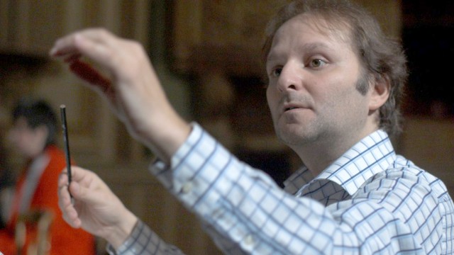 Dirijorul italian David Crescenzi promite un concert extraordinar pe scena Filarmonicii (Foto: Filarmonica Oltenia)