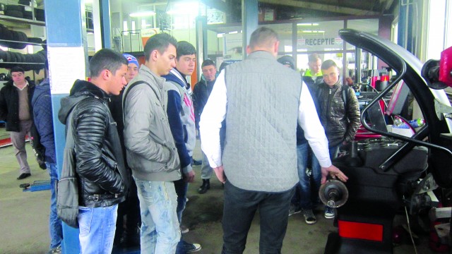 Elevii de la Liceul Tehnologic din Craiova au început practica în service-urile auto (Foto: Ana Dănescu)