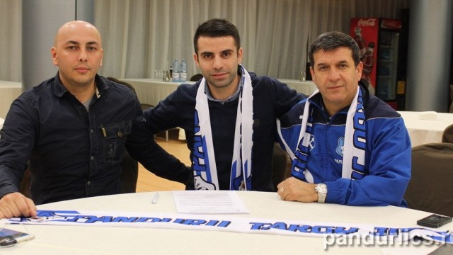 Constantin Grecu (foto centru) a semnat pe doi ani şi jumătate cu Pandurii