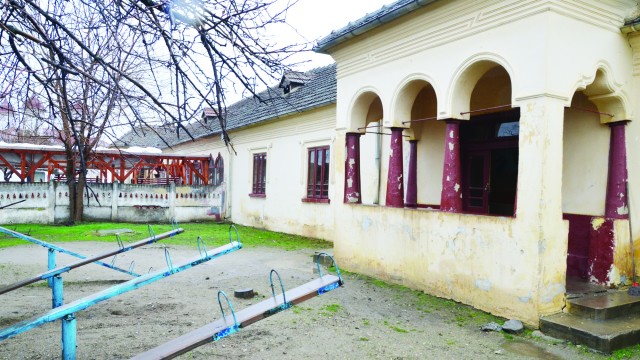 La Desa, 130 de preșcolari învață într-o clădire retrocedată, lângă care funcționează și o cârciumă. Construcția noii grădinițe a început încă din 2008, dar nu s-a finalizat nici în prezent (FOTO: arhiva GdS)