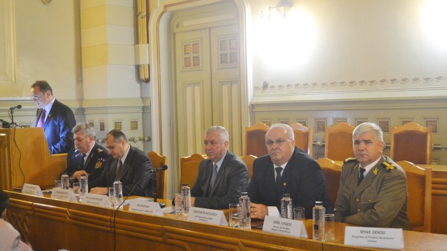 Autoritățile din Dolj au spus că îi vor susține în continuare pe pompieri, felicitându-i pentru activitatea lor din 2014 (Foto: GdS)