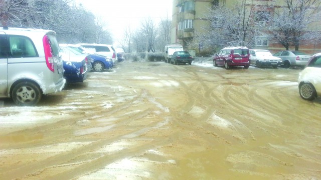 Atunci când plouă sau se topește zăpada, parcările din zona blocurilor S1, S2 și S3 sunt pline de nămol și bălți (Foto: GdS)