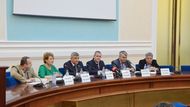 Reprezentanţii inspectoratelor şcolare din Mehedinţi, Olt, Dolj şi Vâlcea alături de prof. univ. dr. Cezar Spînu (al treilea de la stânga la dreapta) (FOTO: Lucian Anghel)