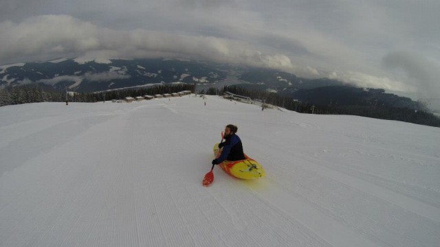 Competiţie inedită pe pârtie (Foto: romanian snow kayak)