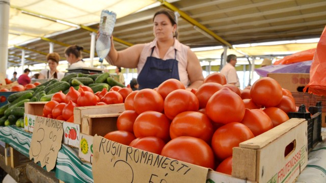 Nu întotdeauna roșiile pe care le cumpărăm de la tarabă sunt produse în gospodăria celui care le vinde. O nouă lege impune verificări mai stricte ale celor care se dau drept producători agricoli. (FOTO: arhiva GdS)