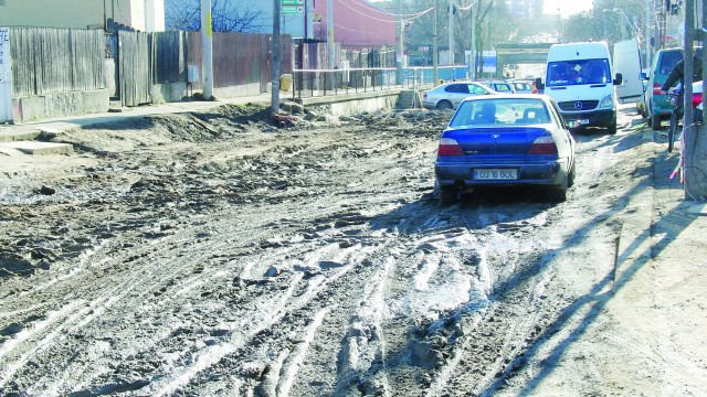 Cei mai mulți dintre oameni, întrebați care sunt problemele în Bariera Vâlcii, vorbesc despre infrastructură. În imagine este strada Bariera Vâlcii, unde se desfășoară de anul trecut lucrări de reabilitare a carosabilului, dar și a canalizării. (Foto: Traian Mitrache)