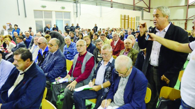 La ultima întâlnire din cadrul proiectului „Fii vocea cartierului tău!“, organizată în cartierul Craiovița Nouă, au participat aproximativ 250 de persoane (FOTO: Arhiva GdS)