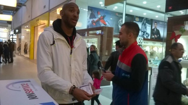 Travis Bureau, Dragoş Andrei şi ceilalţi jucători craioveni au fost vineri seara la mall pentru a invita oamenii la meci