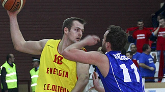 Milosevic (în galben) a fost principalul marcator al echipei gorjene în partida din Belgia (foto: fibaeurope)