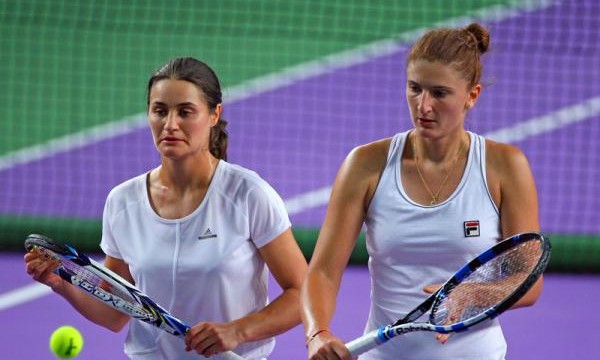 Monica Niculescu (stânga) şi Irina Begu au adus victoria României (foto: Digisport)