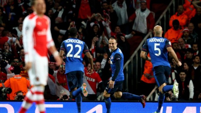 Berbatov (albastru, în centru) le-a făcut viaţa un calvar elevilor lui Wenger (foto: uefa.com)