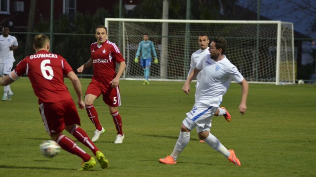 Ionuţ Târnăcop (dreapta) şi colegii săi nu au făcut o partidă prea bună cu polonezii de la Wisla Cracovia (foto: Alexandru Vîrtosu)