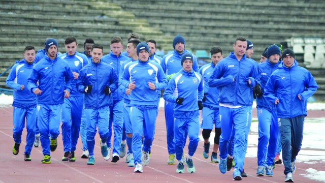 Cornel Blejan (dreapta) a comandat alergări uşoare la prima şedinţă de după revenirea din Antalya (Foto: Alexandru Vîrtosu)