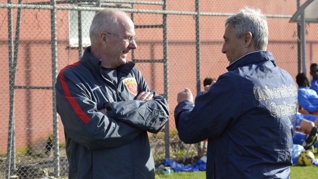 Sorin Cârţu şi suedezul Sven Goran Eriksson şi-au amintit de celebrul meci dintre Universitatea şi Benfica, din semifinalele Cupei UEFA din 1983 (Foto: Alexandru Vîrtosu)