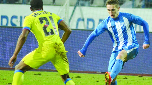 Vătăjelu (la minge) şi colegii lui vor evolua cu stadionul „Extensiv“ plin contra Stelei (Foto: Alexandru Vîrtosu)
