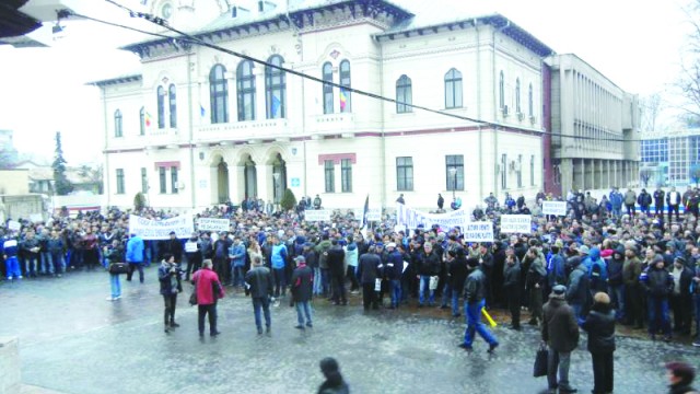 Minerii vor reveni în Piaţa Prefecturii